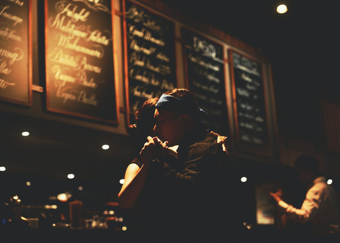 Due persone ballano insieme in un ristorante con menu in mostra.